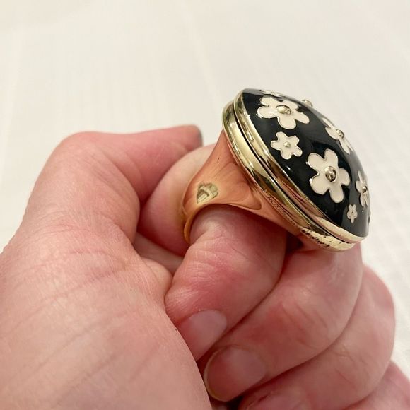 Marc Jacobs Jewelry - Marc Jacobs "Secret Stash" Daisy Solid Kneaded Perfume Sky Ring - Size 7.